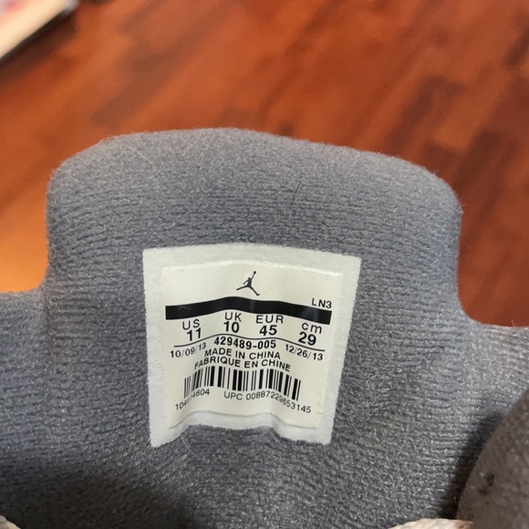 Men’s Air Jordan Shoes - Picture 3 of 4